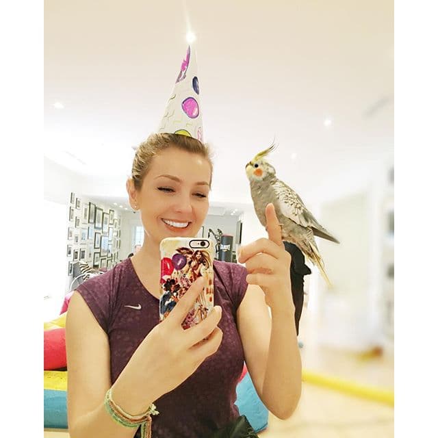 Hasta le celebran su cumpleaños.