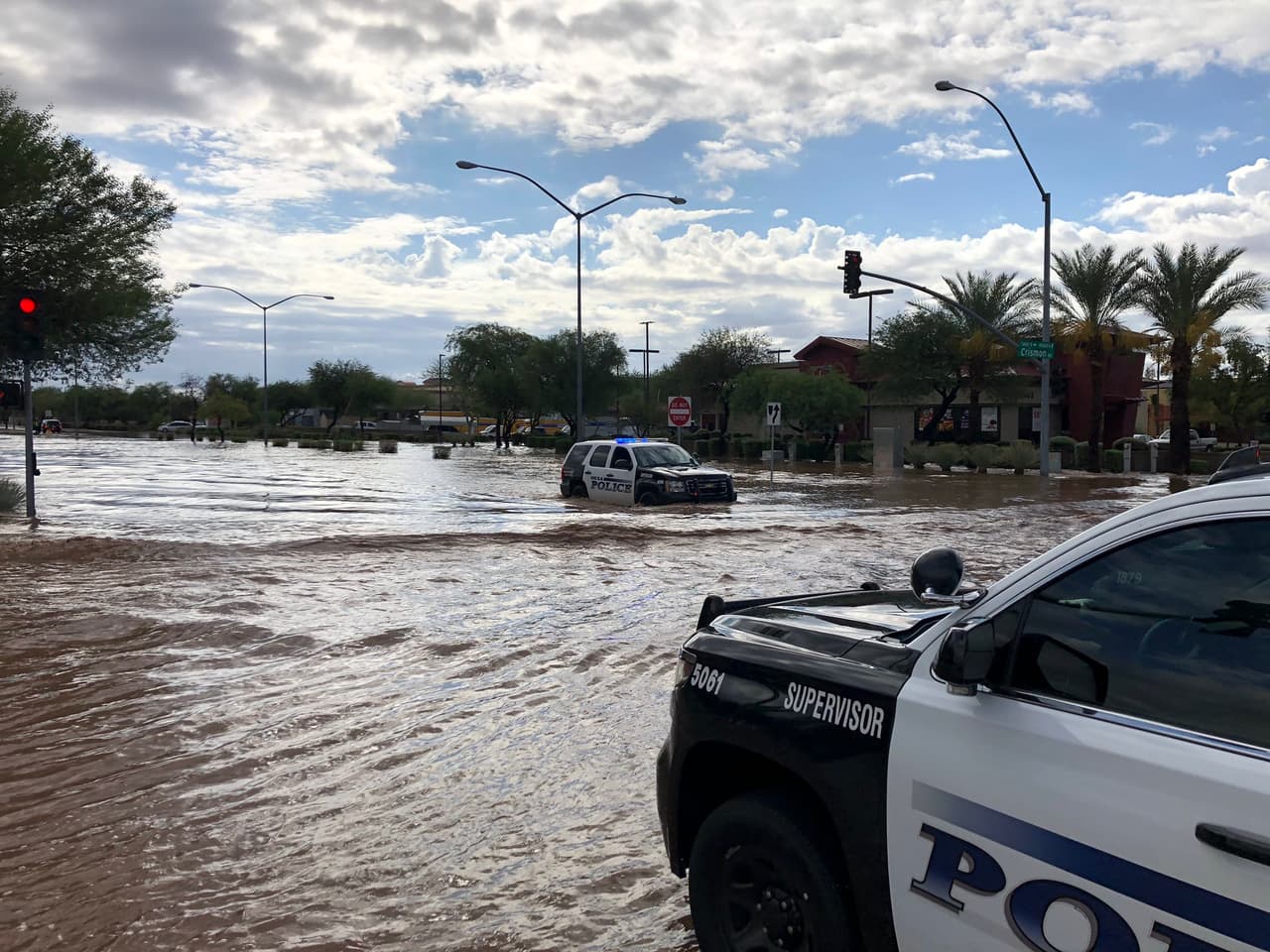 Las inundaciones provocaron el cierre del tráfico hacia el norte está cerrado en Crismon entre a línea de base y el sur, según las autoridades de Mesa. 
<br>