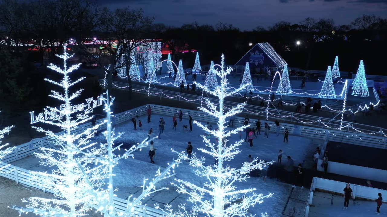 La nieve y las atracciones en hielo no pueden faltar en este pueblito navideño.