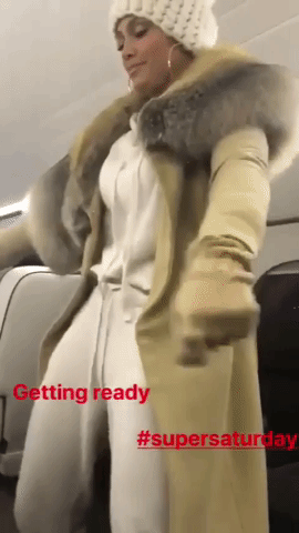 Mientras la también actriz y empresaria volaba en jet privado hacia Minneapolis, aprovechó el tiempo para relajarse con los suyos y bailar en pleno vuelo, celebrando el momento.