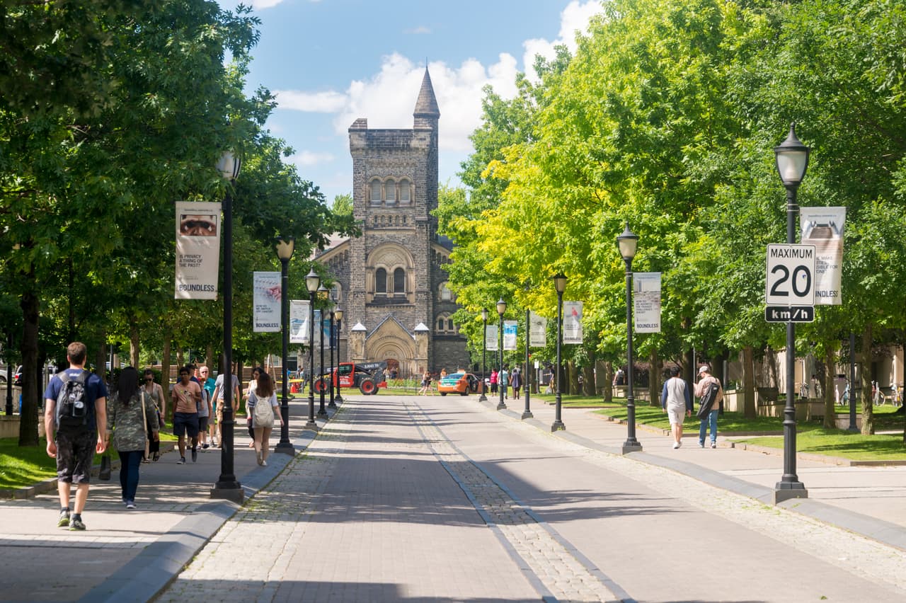 <b>University of Toronto</b>
<br>
<br>Posición: 20
<br>País: Canadá
<br>Ciudad: Toronto, Ontario
<br>Puntuación global: 80.7
<br>
<br>Matrícula y gastos promedio por año:
<br>Residente del país: $6,400 - $14,300
<br>Matrícula promedio para estudiantes internacionales: $41,920 - $47,020