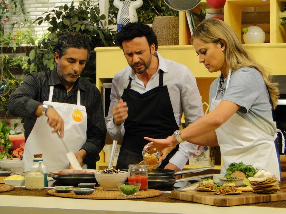 El Negro Araiza y Vanessa Huppenkothen cocinando Picadillo de Res y Vegano. (17 de agosto)