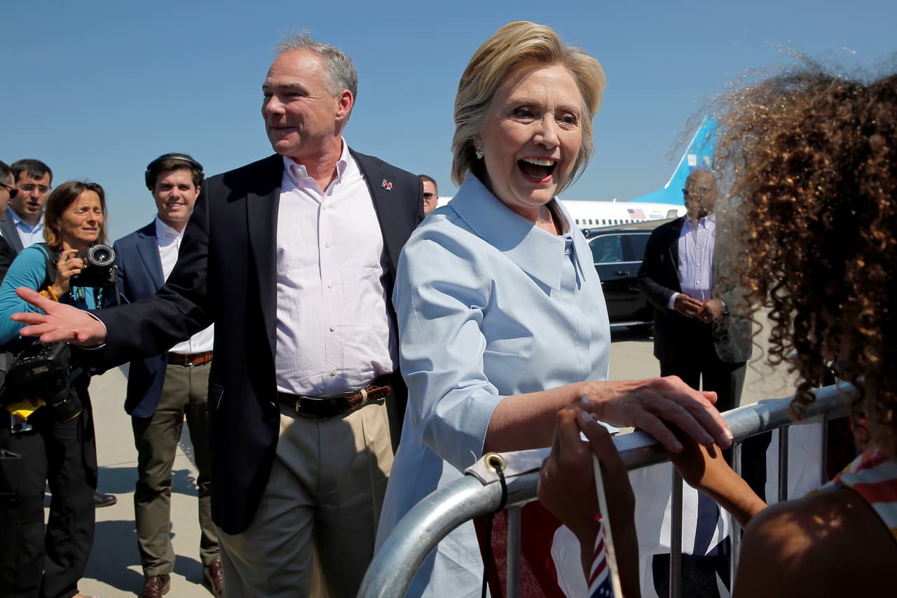 Clinton y su candidato a vicepresidente, Tim Kaine, al llegar a Cleveland, Ohio, en el avión de campaña.