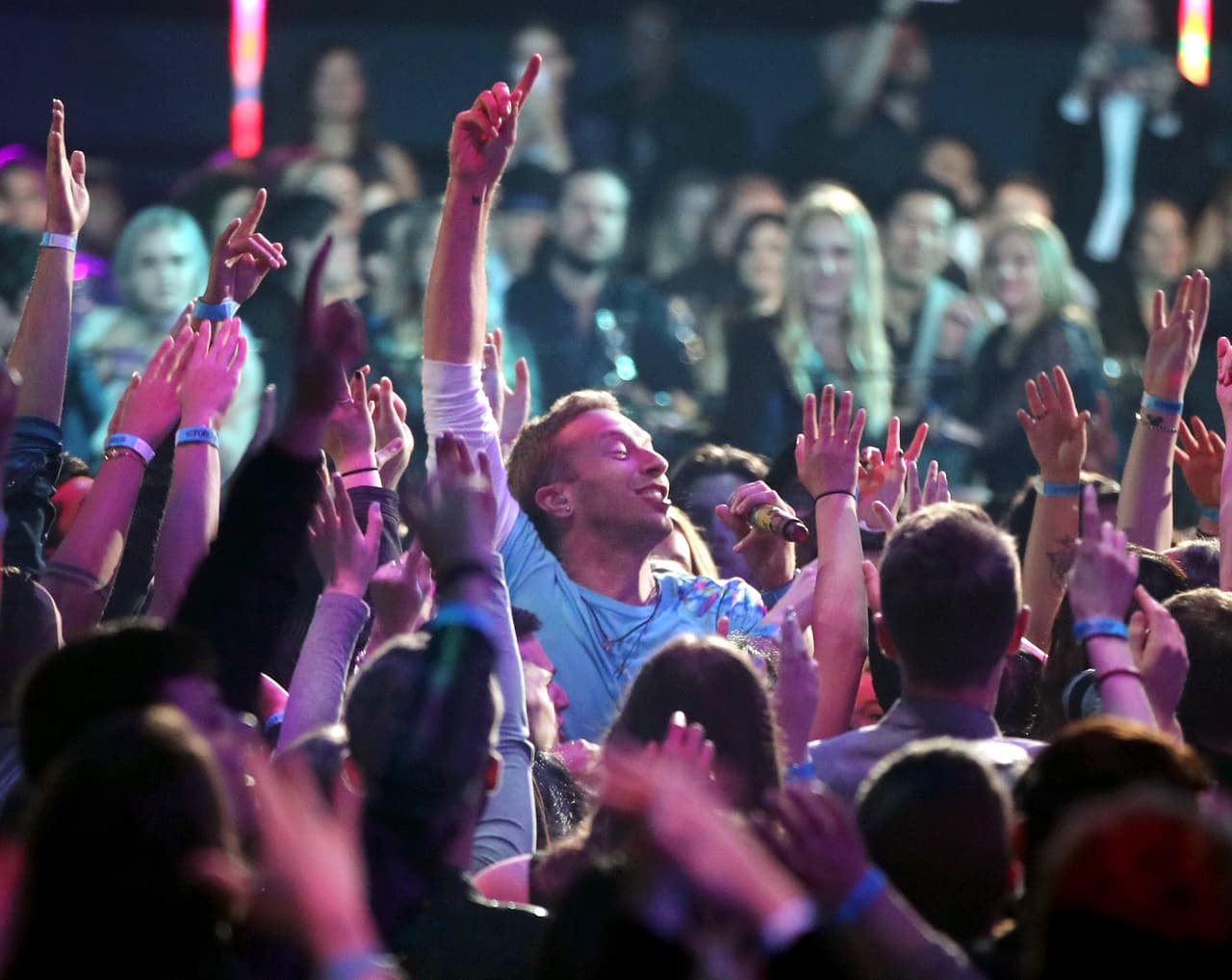 Chris Martin quiso ser uno con el público durante los premios iHeartRadio 2017.