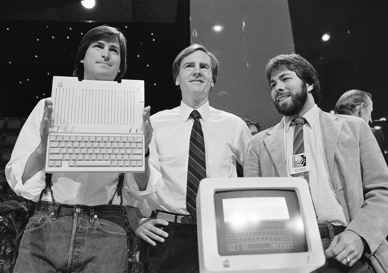 A finales de 70 Steve Jobs le había dado forma a 
<a href="https://en.wikipedia.org/wiki/Macintosh">Macintosh</a>, una compañía que había fundado con la intención de hacer de las computadoras máquinas sencillas y baratas.