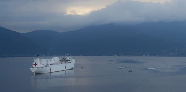 Durante esas misiones, los profesionales médicos militares trabajaron con la nación anfitriona y los socios civiles para brindar tratamiento médico a casi 390,000 personas.