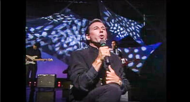 Y por segunda ocasión Ricardo Montaner subió al escenario de Premio Lo Nuestro y cantó 'Me va a extrañar'.