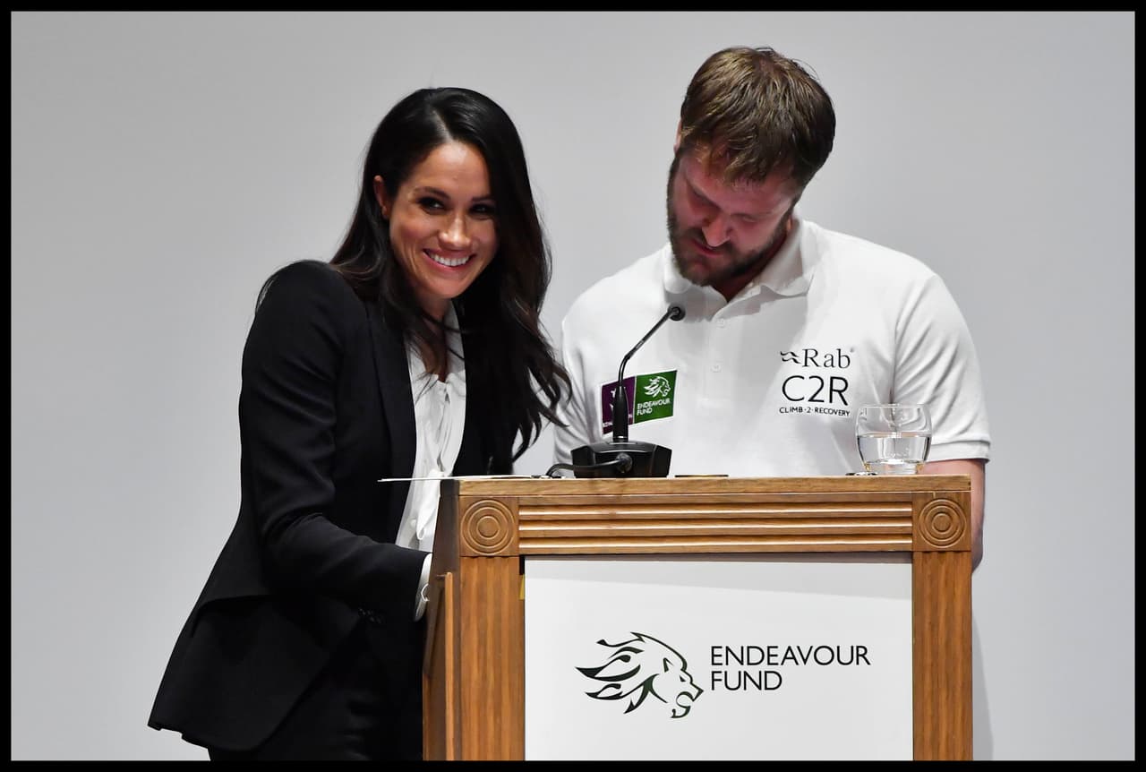 La autoproclamada feminista entregó uno de los premios durante la gala de los 'Endeavour Fund Awards' y hasta ayudó a su copresentador durante la jornada cuando confundió las tarjetas de premiación.
