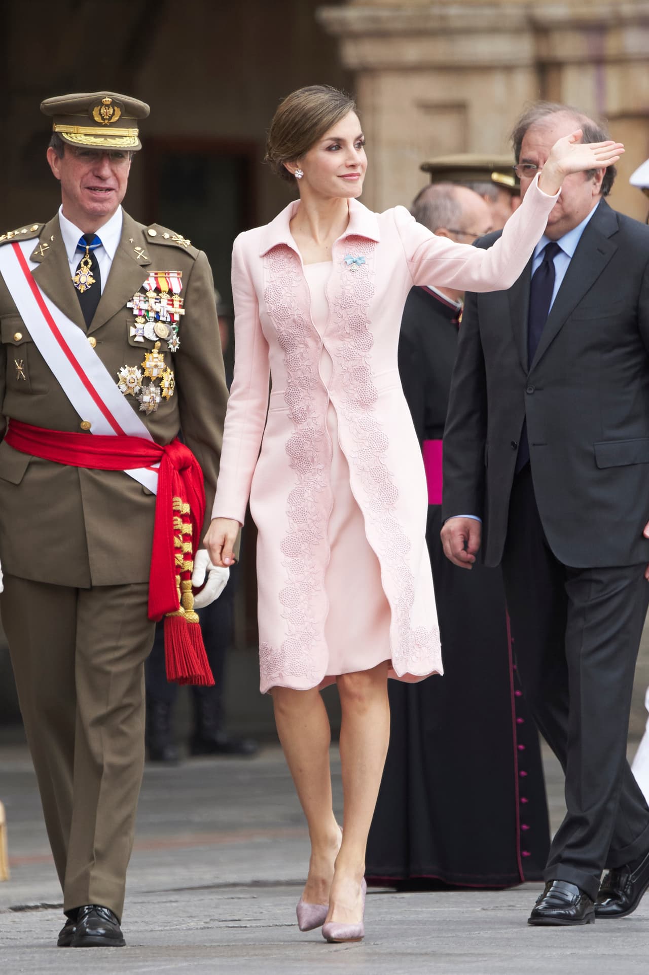 Cumpliendo la demanda de asistir a más eventos militares, la Reina Letizia usó este vestido rosa pálido de dos piezas de
<b> </b>Felipe Varela para sobresalir entre el verde miliciano que la circundaba en la ceremonio del regimiento 11 en Salamanca.