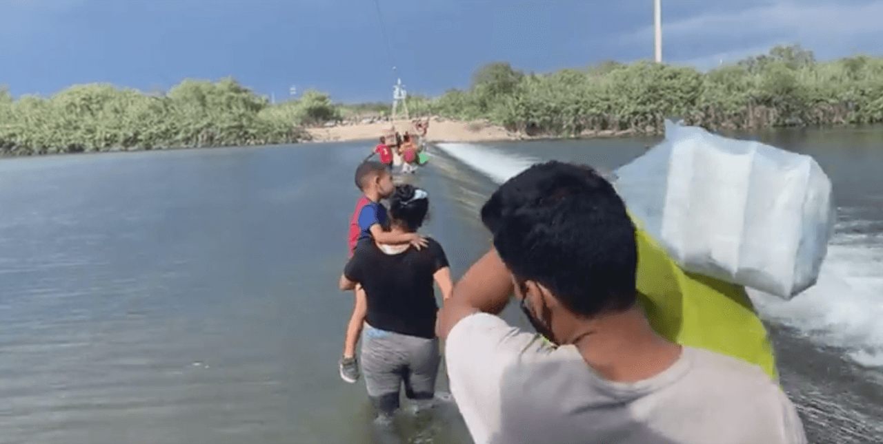 Las estrategias federales se resumen en la deportación de los inmigrantes a sus respectivos países. Según la agencia AP, el 
<a href="https://www.facebook.com/UnivisionSATX/videos/974522706450142/" target="_blank">gobierno federal iba a realizar vuelos exprés hacia Haití y otros destinos.</a>
