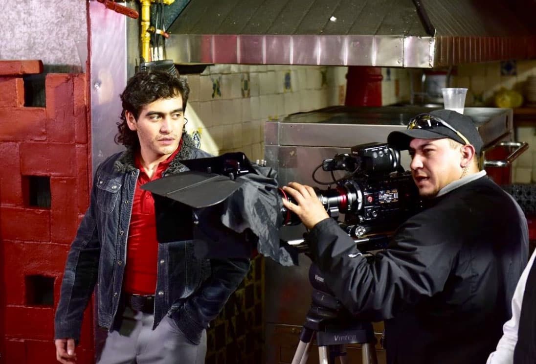 José Julián demostró que la actuación se le da muy bien, ¿te gusta su look?