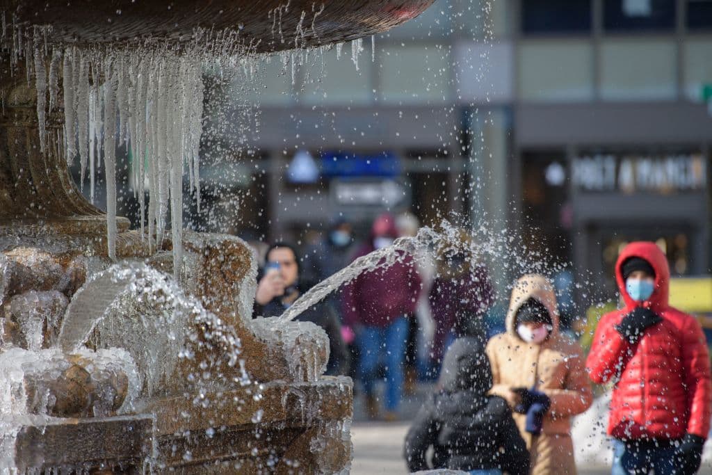 Una masa de aire ártico azotó el noreste del país este martes con 
<a href="https://www.univision.com/noticias/meteorologia/ola-frio-extremo-noreste-eeuu-nueva-inglaterra-boston">temperaturas bajo cero que forzaron el cierre de escuelas en toda la región</a> 
<b>por segunda vez en menos de una semana</b>.
