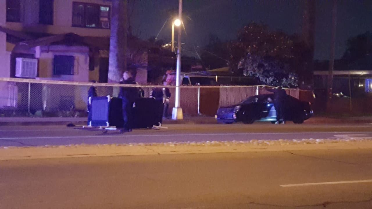 Varios vehículos arrollan a un hombre presuntamente borracho en el centro de Fresno