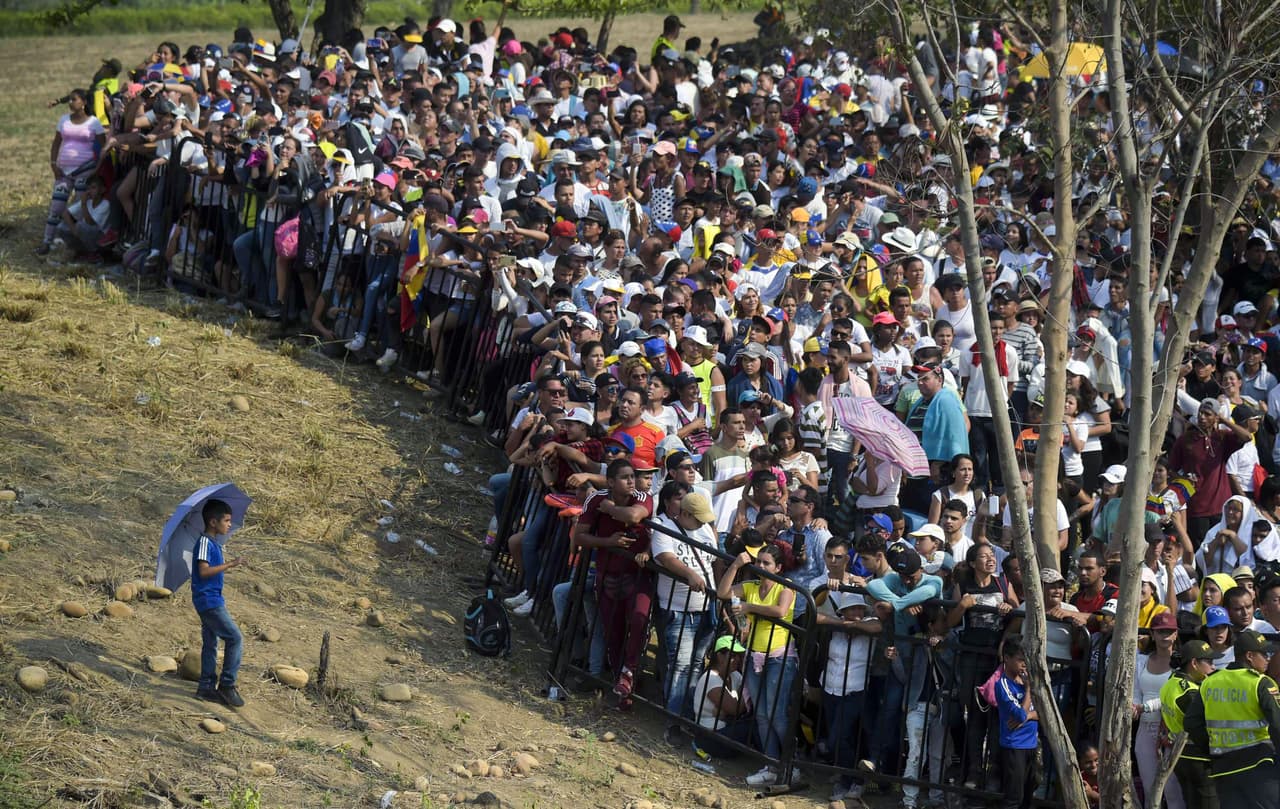 Parte del público que asistió al evento. Los organizadores esperan recaudar 100 millones de dólares en donaciones en línea y con depósitos directos.