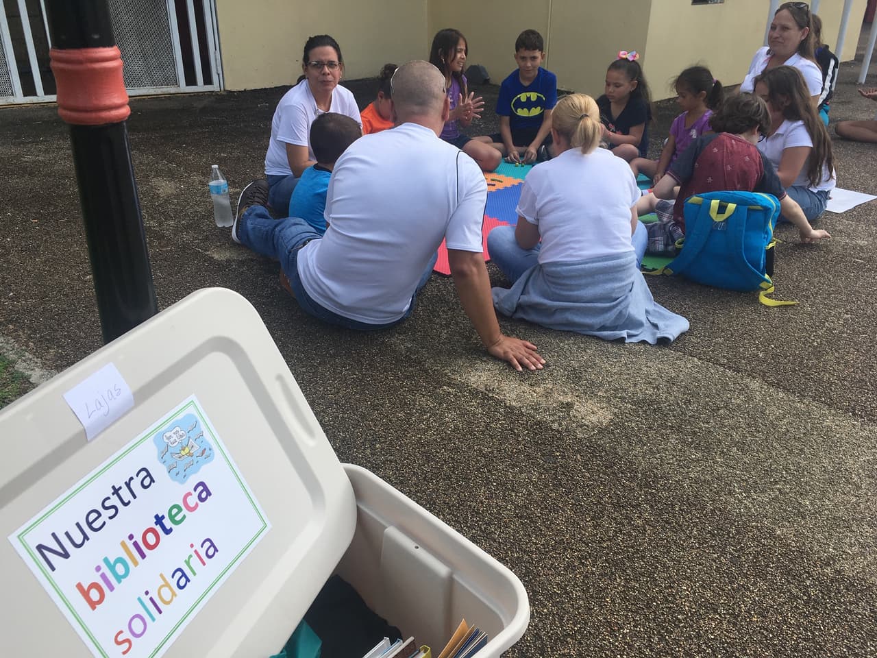 “Esta hermosa y necesaria iniciativa de “Nuestra Biblioteca Solidaria” continuará en todos los sectores mientras no se reanuden las clases. Nuestros niños merecen tener una experiencia educativa en comunidad mientras se recuperan de esta fuerte experiencia de los sismos”, expresó Ana María García Blanco, directora del INE.
<br>