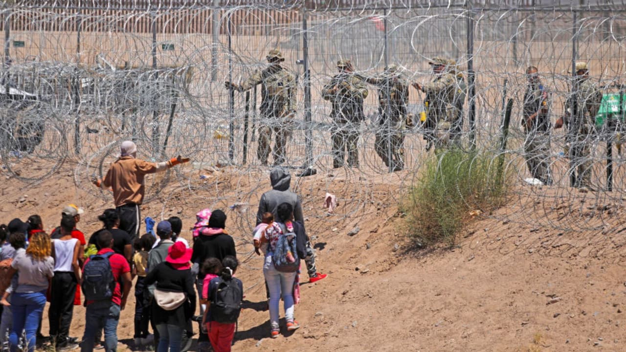 A qué se debe la inesperada caída de arrestos por cruces ilegales en la frontera de EEUU con México