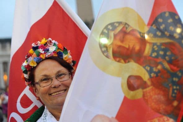 Con trajes típicos los peregrinos celebraron la santificación de Juan XXIII y Juan Pablo II.