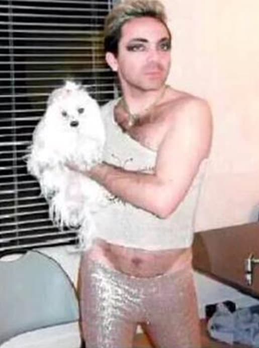 En las imágenes, que se dice llegaron de forma anónima al diario 'Basta', Cristian aparece cargando a un perrito, con una blusa, enseñando su abultado abdomen y usando unos pantalones metálicos. **Foto tomada de Twitter.