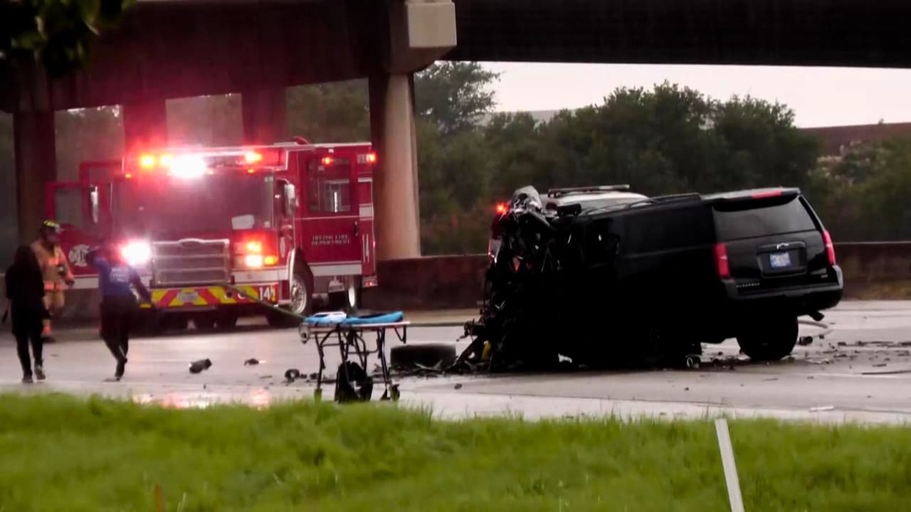 Dos personas murieron la madrugada de este lunes en
<b> un accidente frontal provocado por un conductor que iba en sentido contrario</b> por la autopista 114, cerca de una de las entradas
<a href="https://maps.app.goo.gl/f7JXP1bo99yr6rev7" target="_blank">al Aeropuerto Internacional de Dallas-Fort Worth (DFW)</a>, según confirmaron autoridades de Irving.