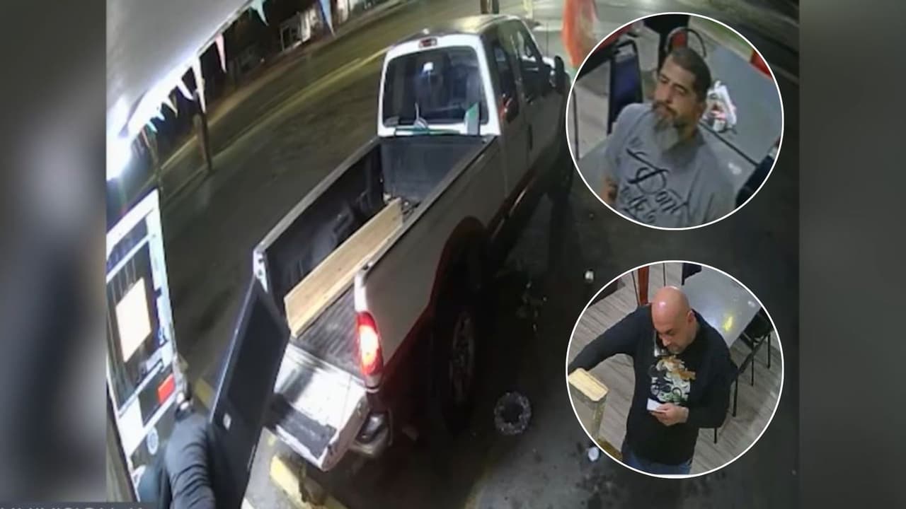 Momento en que dos hombres desprenden y cargan el cajero automático dentro del restaurante La Patrona Café #2 en San Antonio.