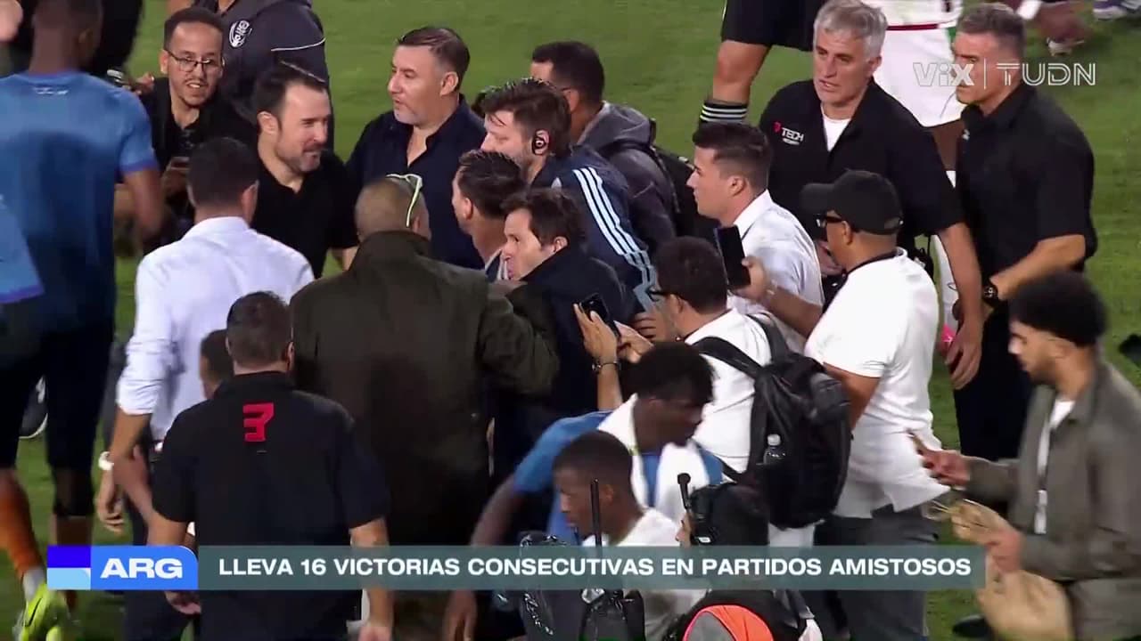 ¡Aficionados invaden la cancha para tomarse fotos con Messi!