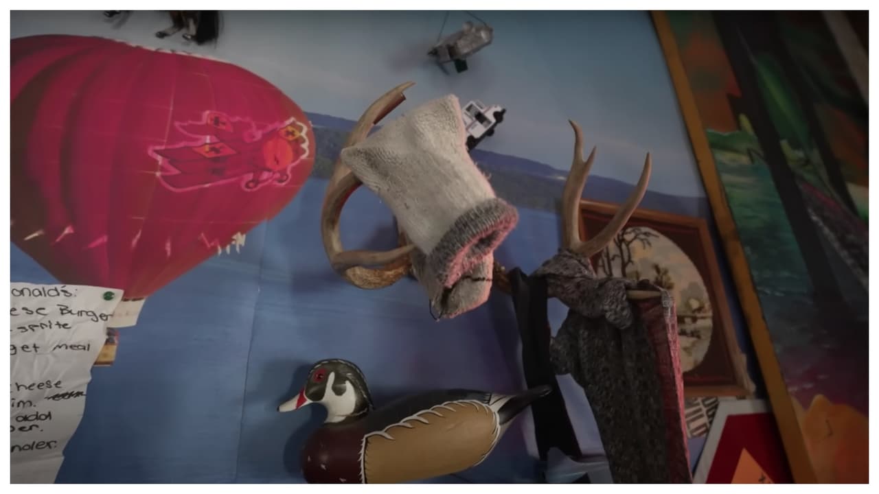 También distribuye la ropa que ha lavado colgándola en otras de las extrañas piezas que decoran su vivienda.
<br>