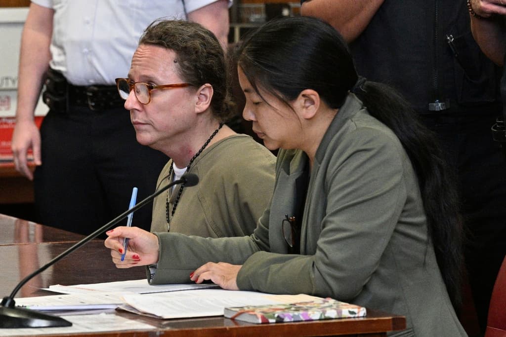 Para silenciar a las víctimas, 
<b>Hemphill presumía de tener conexiones con la policía y el crimen organizado</b>. También las amenazaba con arrestarlas por haber aceptado dinero y las obligaba a grabar videos declarando que habían consentido los abusos.