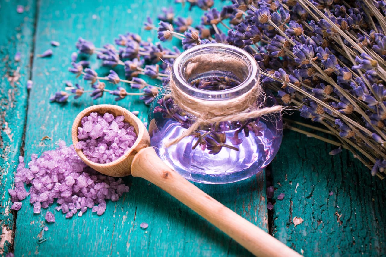Claramente también tiene propiedades medicinales comprobadas, como en forma de té, que ayuda a desintoxicar tu cuerpo. Si se inhala el vapor de la lavanda en agua hirviendo, se descongestionan las vías respiratorias.