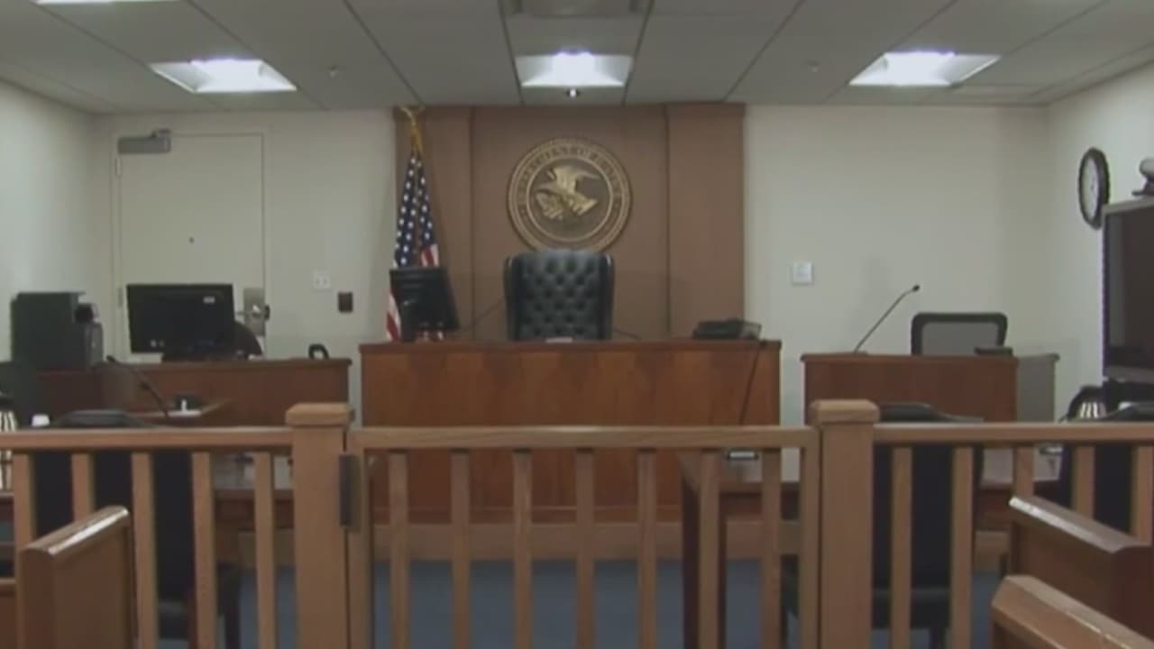 Más de 35 jueces migratorios han dejado sus cargos en California agravando retrasos en cortes