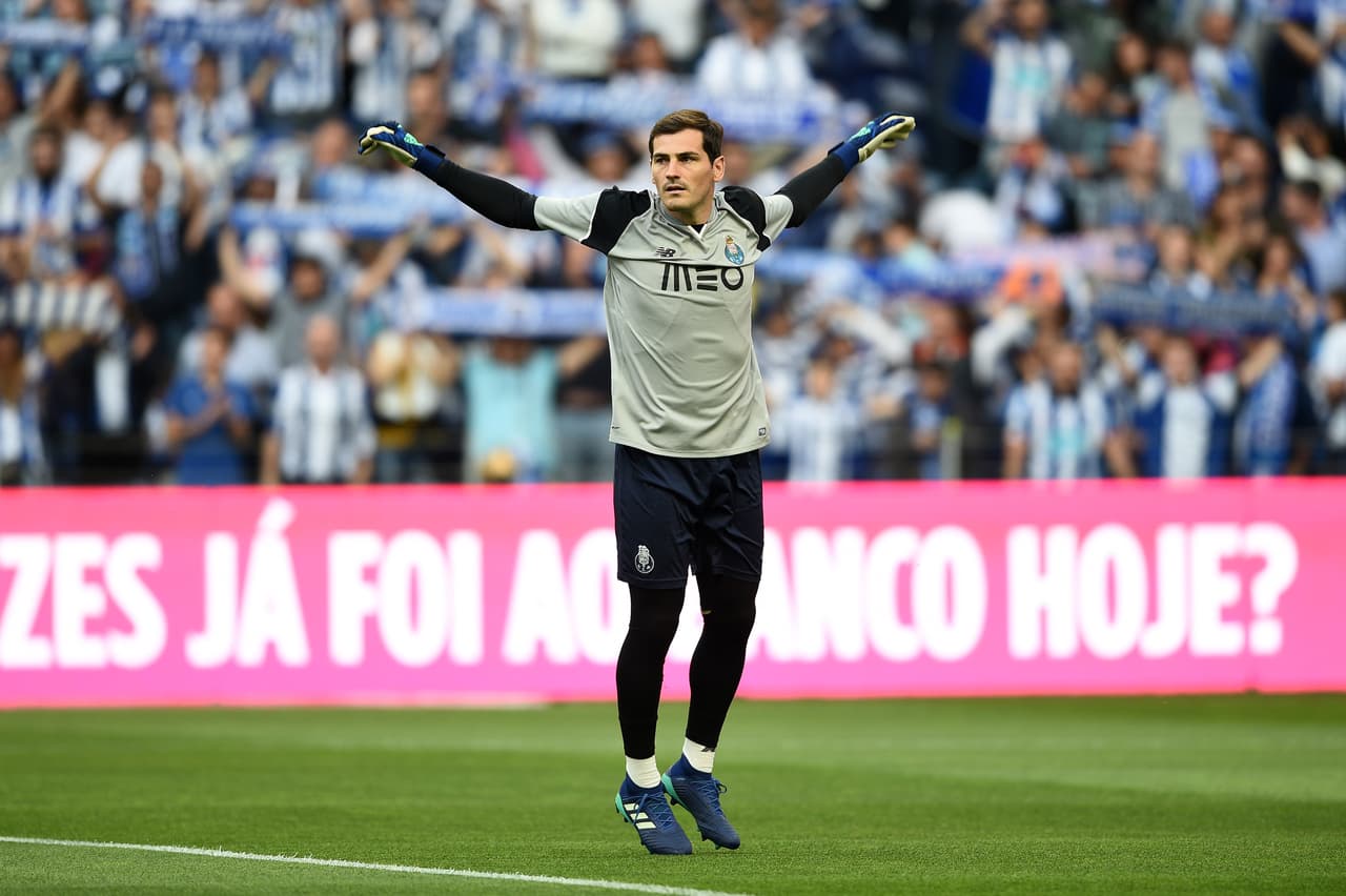 Hace seis meses, el portero del Club Oporto preocupó a su familia y fanáticos luego de que 
<b><a href="https://www.univision.com/famosos/iker-casillas-sufre-un-infarto-y-con-esta-foto-desde-el-hospital-su-esposa-sara-carbonero-informa-como-esta-fotos">sufrió un infarto</a></b> al miocardio mientras entrenaba con su equipo el pasado 1 de mayo.
