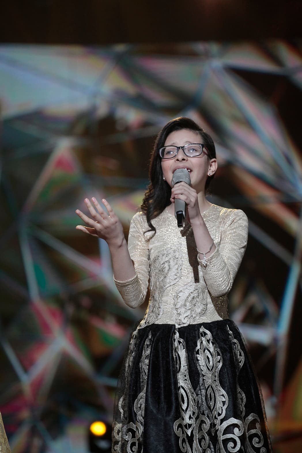 Mientras
<a href="https://www.univision.com/shows/pequenos-gigantes/asi-fue-el-desafortunado-duelo-de-canto-entre-kevin-y-kenneth-que-no-le-gusto-a-los-jueces-fotos" target="_blank">Kenneth y Kevin cantaron 'Nena'</a>, a Adilene y Taisia les tocó interpretar 'Olvídame tú', tema lanzado en el año 2004 y perteneciente al álbum 'Por vos muero'.