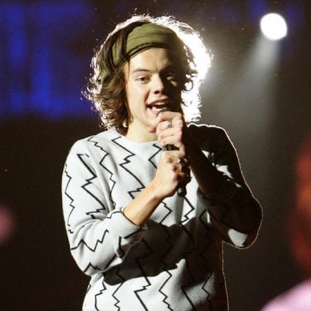 Catrina dice que le gusta mucho se viste el cantante y que le da mucha risa como se le acercan las chicas, al igual que a su ídolo.