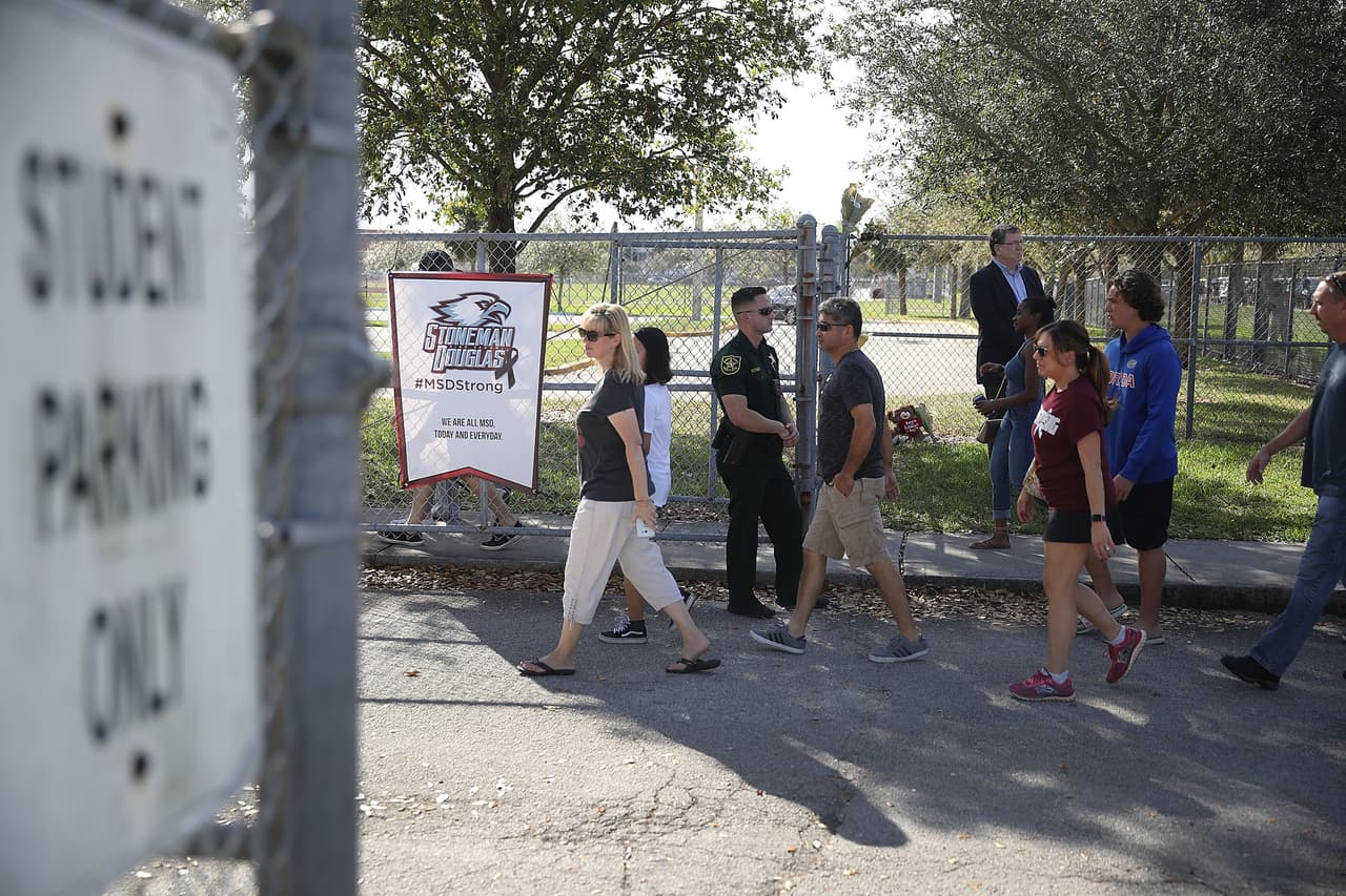 Alumnos acompañados de sus padres retornaron a la secundaria.