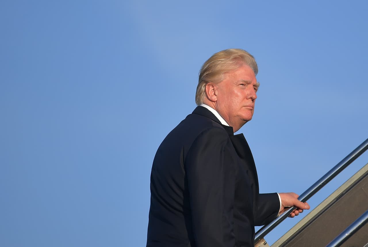 Índice de aprobación de Trump se hunde a lo más profundo desde que comenzó su presidencia