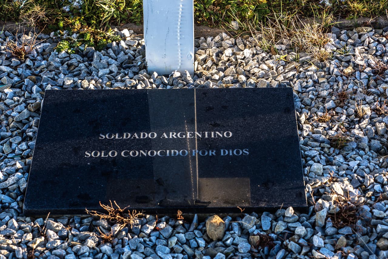 En 1983, un oficial del ejército británico organizó en el cementerio de Darwin, en el este de las islas, un entierro apropiado y cuidadoso de soldados argentinos que en medio de la guerra habían sido sepultados deprisa. El cementerio tiene 237 tumbas,
<b>123 de las cuales llevaban hasta ahora la inscripción: “Soldado argentino solo conocido por Dios”</b>.