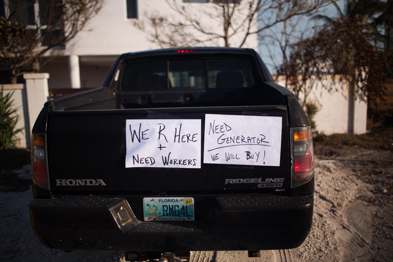 Carteles pegados a una camioneta al borde de la carretera principal de los Cayos de Florida indicando que los dueños de la casa contigua están buscando ayuda para remover escombros del huracán y arreglar los destrozos. Almudena Toral/Univision Digital
