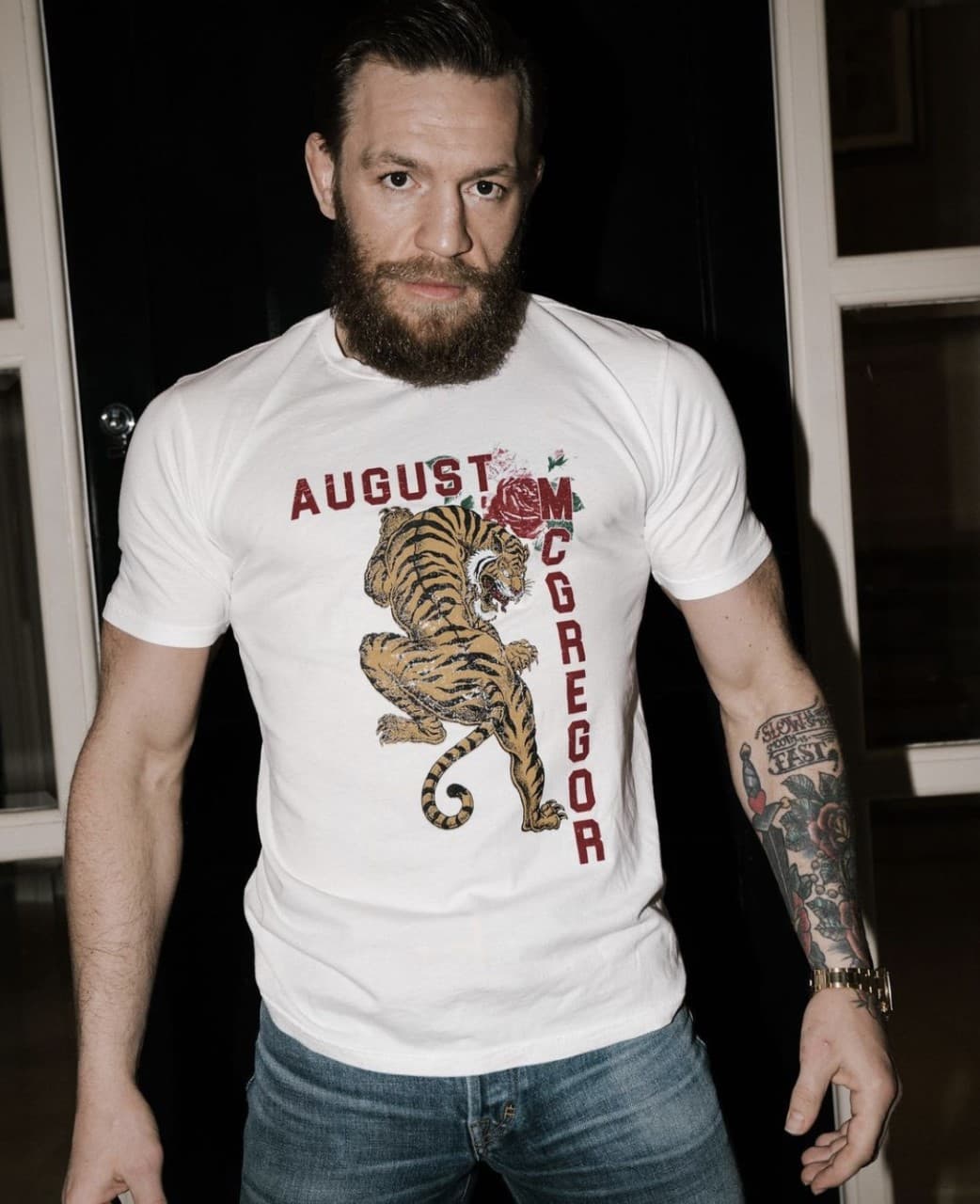 Lema - En el antebrazo justo arriba de lal rosal y la espada, McGregor tiene una frase que se convertido en su lema, “Lento es suave, suave es rápido.”