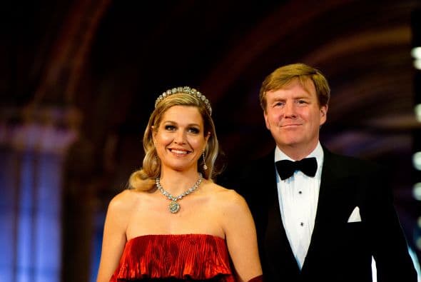 Tienen tres hijas. Él es el actual rey de los Países Bajos y ella, la reina consorte. Es la primera reina y segunda soberana de Europa nacida en el continente latinoamericano.