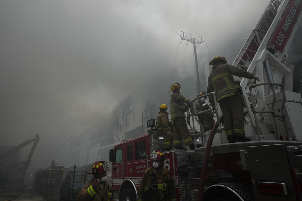 Los bomberos que combaten el incendio en el almacén frigorífico de Boyle Heights lanzaban el domingo grandes cantidades de agua a las llamas restantes, buscando sofocarlas por completo. A las personas que residen cerca se les advirtió que
<b> el color del humo "podría variar",</b> con el paso de las horas.