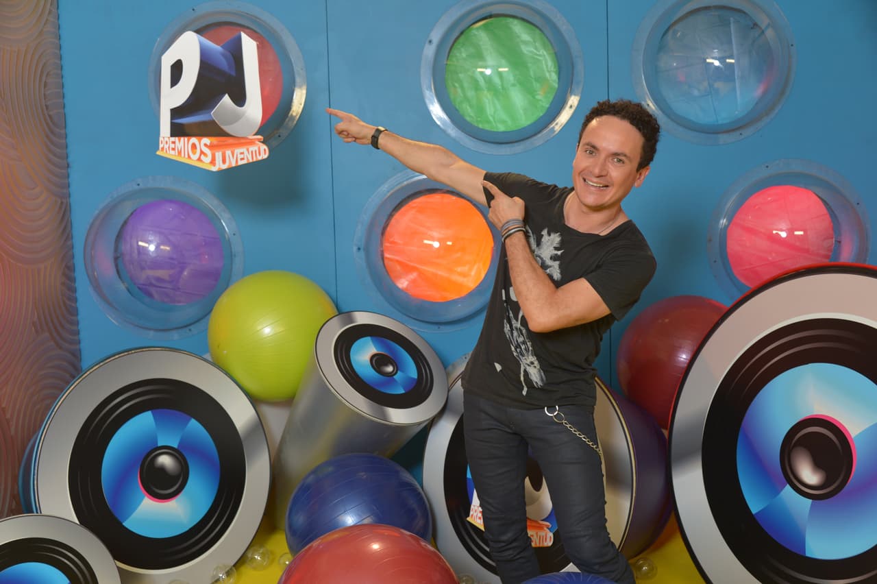 Obviamente siempre pidiéndole a sus fans que no se pierdan Premios Juventud.