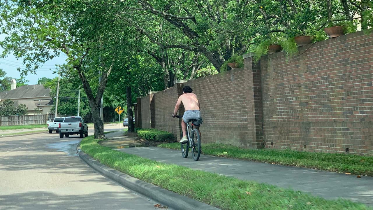 Hay quienes han optado por pasear en bicicleta fuera del parque luego del cierre por parte de la ciudad de Houston y el condado Harris.