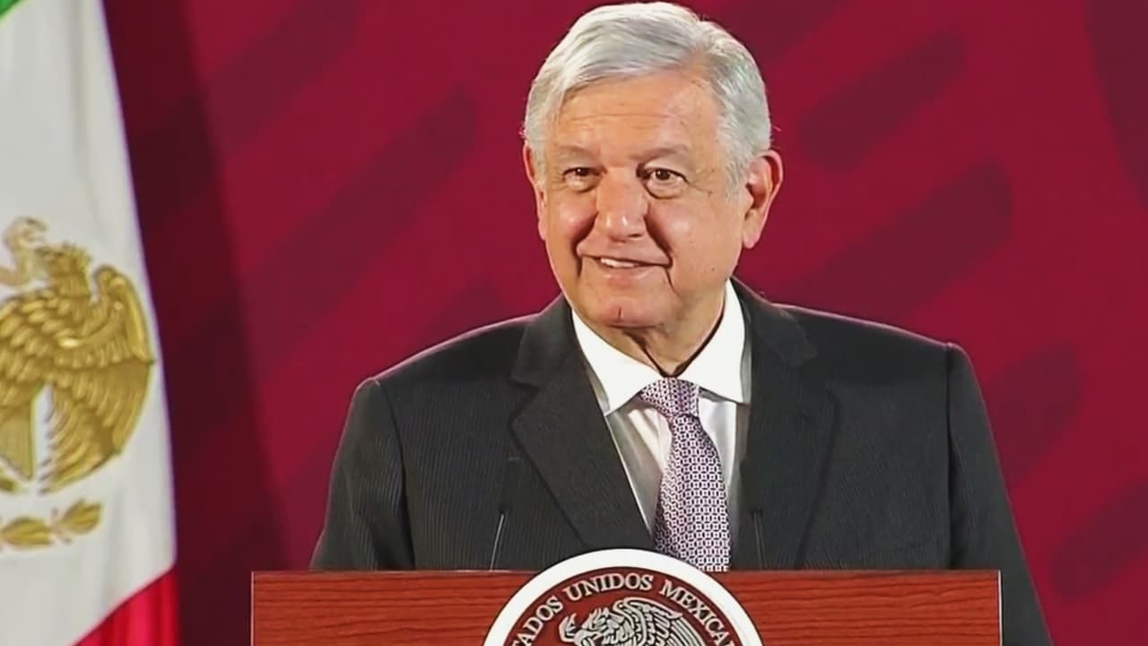 Aunque le "cuesta mucho", López Obrador no dará más besos y abrazos durante la crisis por el coronavirus
