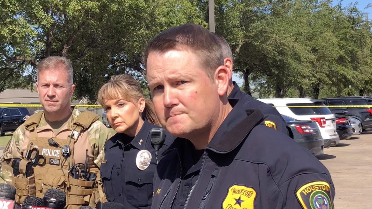 El subjefe de la Policía de Houston, Matt Slinkard dijo que contaban con equipo especial. “Teníamos a oficiales y miembros del equipo de tácticas especiales en el área para seguir a esta camioneta porque creíamos que los sospechosos podrían cometer un asalto a un camión blindado de valores”.