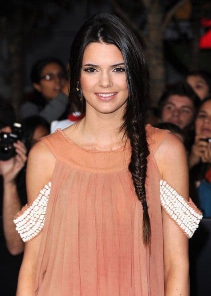 Ningún maquillaje está completo sin un adecuado peinado, por ello, termina de lucir fabulosa con una ‘cola de caballo’ que deje al descubierto tu cara, o con una trenza desarreglada y súper bohemia.