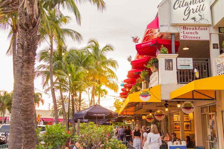 <b>6. Sarasota, Florida.</b> El estudio le asigna un puntaje de 84.17 puntos con niveles de polen mayores al promedio, así como una mayor venta de antihistamínicos. Entre las recomendaciones que ofrece la AAFA para reducir las alergias está el adquirir filtros y purificadores de aire que pueden eliminar el polen en espacios interiores.