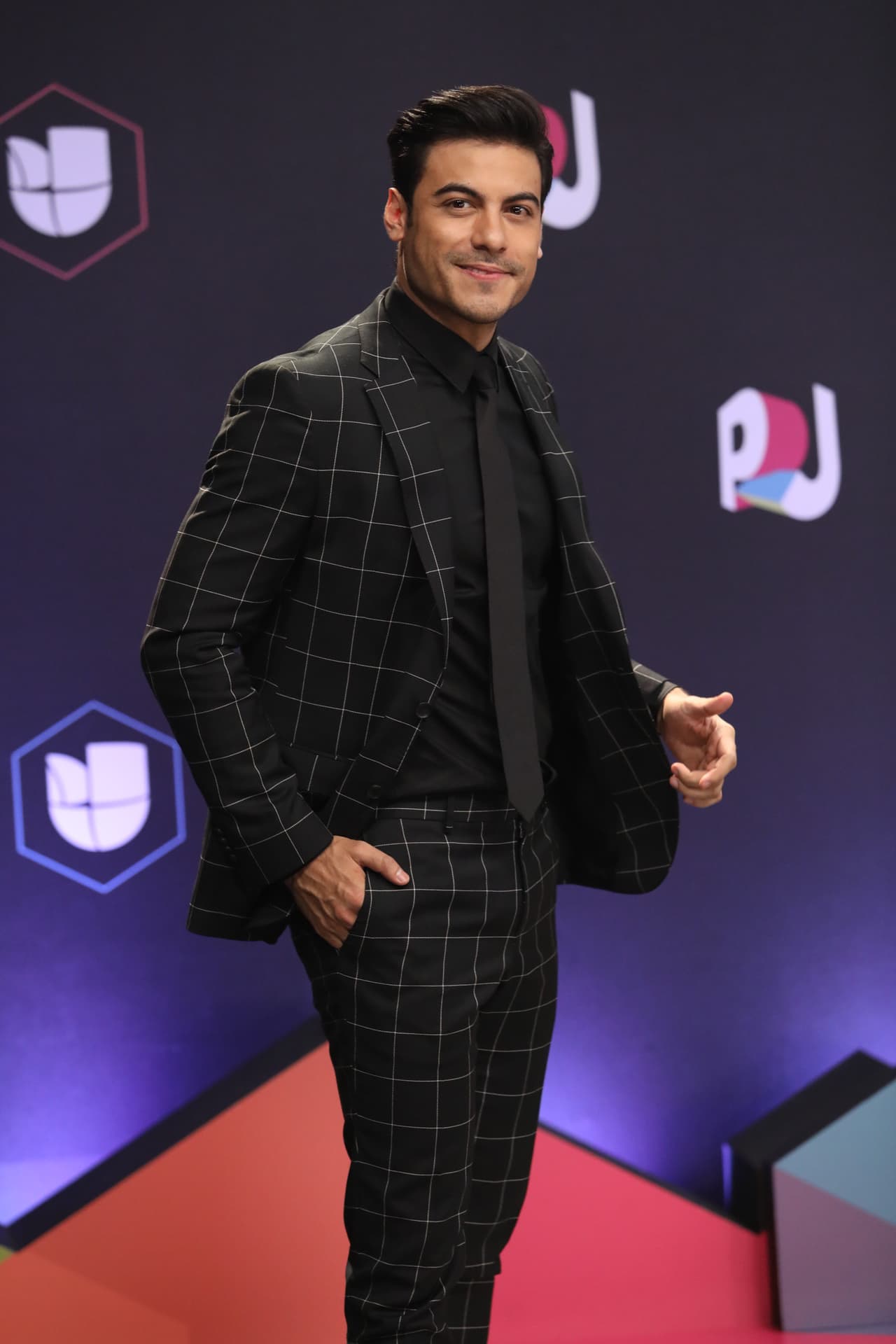 Carlos Rivera en su segundo año por la alfombra de Premios Juventud.