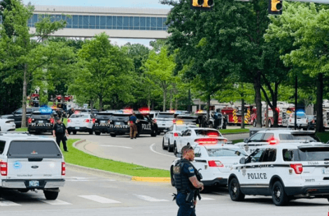 Una imagen del tiroteo en Tulsa, que fue difundida por la policía del lugar la tarde de este miércoles. Los reportes policiales indican que el agresor iba armado al menos con dos armas: una pistola y un rifle semiautomáticos. El suceso ocurrió cuando se cumple una semana del tiroteo en la Escuela Primaria Robb en Uvalde, Texas, que 
<a href="https://www.univision.com/local/san-antonio-kwex/nombres-fotos-victimas-tiroteo-escuela-primaria-robb-uvalde-texas">costó la vida de 19 niños y 2 maestras</a>.