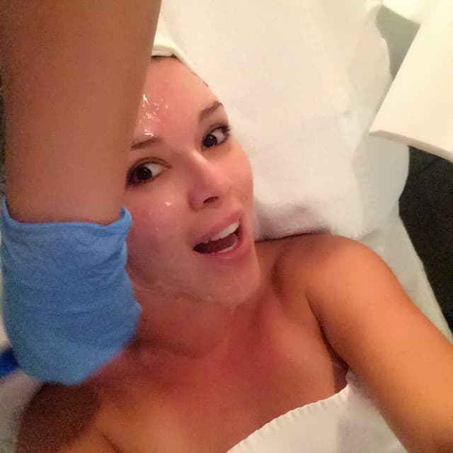 Sabe cómo cuidarse para mantenerse perfecta, por eso tiene una línea de cremas y perfumes.