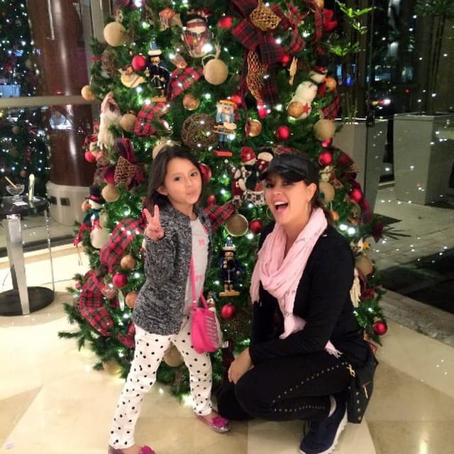 Consiente a su pequeña en todo y trata de pasar el mayor tiempo posible con ella.