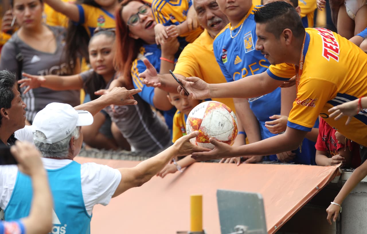 El técnico de Tigres regaló unos balones autografiados a los fanáticos en el 'Volcán'.